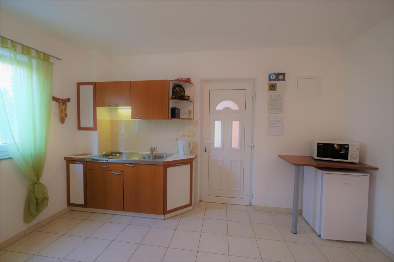 Apartments Coral, Klimno, Island Krk Exterior foto